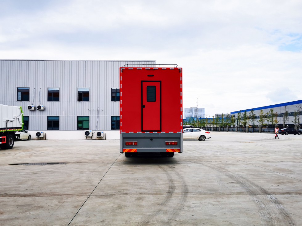 重汽汕德卡宿營車-32床 重汽汕德卡宿營車-32床